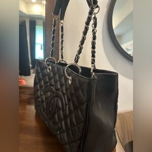 Chic Black Quilted Shoulder Bag
